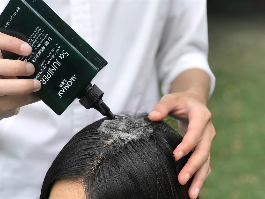 艾瑪絲缺角綠髮瓶「5α捷利爾頭皮淨化液」，液態劑型可於乾髮直接淋於頭皮，不需加水即可輕柔起泡。（圖／品牌提供）