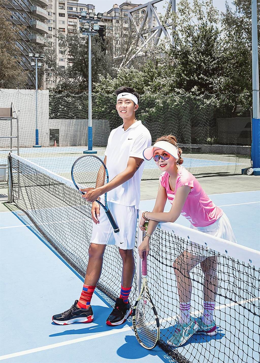 劉丞(左)直言起初教曲艾玲網球課緊張到失眠。（艾迪昇傳播提供）