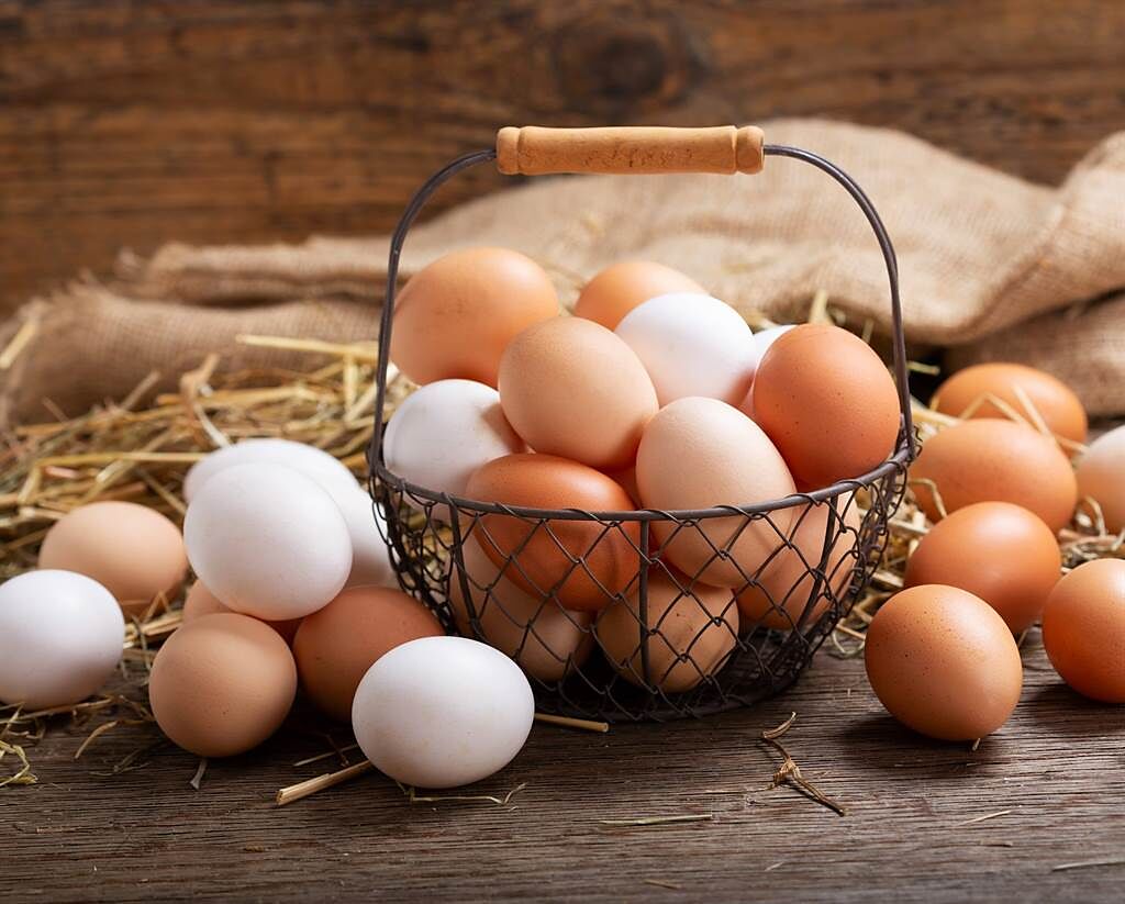 紅雞蛋Vs白雞蛋哪個比較營養？只吃蛋白真的比較好嗎？營養師破解各種關於蛋的疑問。(示意圖/好食課提供)