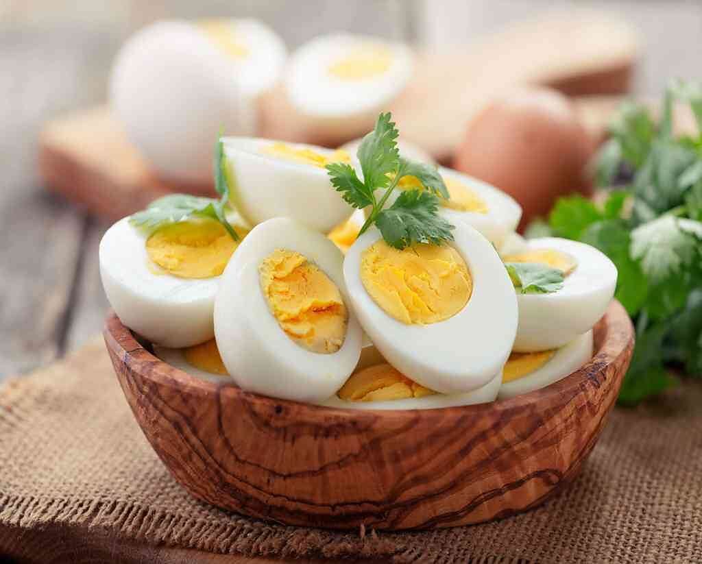 雖然蛋黃脂肪比較多、熱量高，但是連蛋白一起吃，才能完整攝取營養。(示意圖/好食課提供)