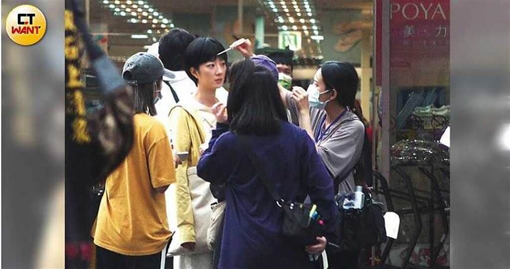 在百貨賣場拍戲的桂綸鎂，由化妝師替她整理好妝容準備上場。（圖／本刊攝影組）