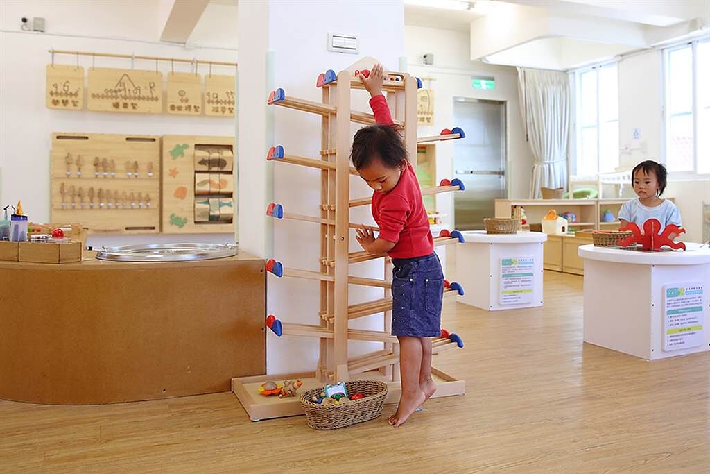 在桃源育兒資源中心裡，有豐富的遊樂器材與童書等設備，提供親子一起玩遊戲、自由互動的空間。（攝影/Carter）