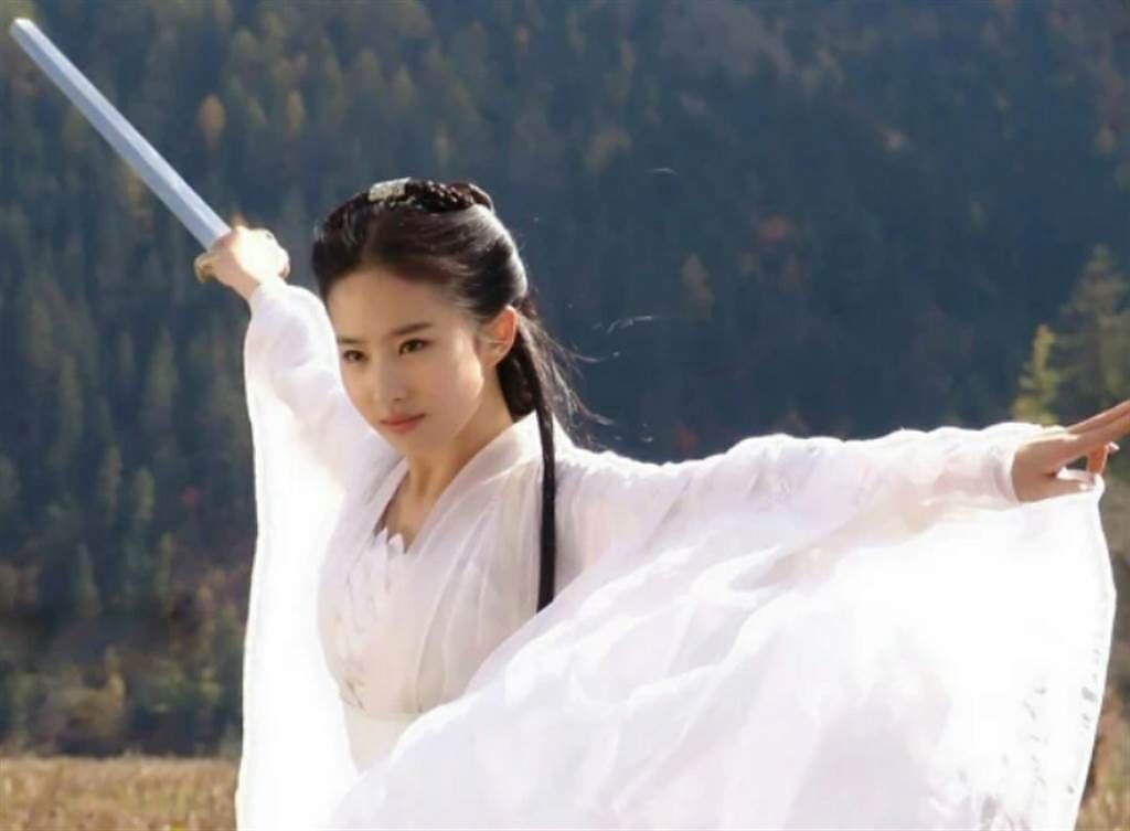 女星劉亦菲因小龍女這個角色，成為粉絲們心中的「神仙姐姐」。(圖/ 摘自微博)