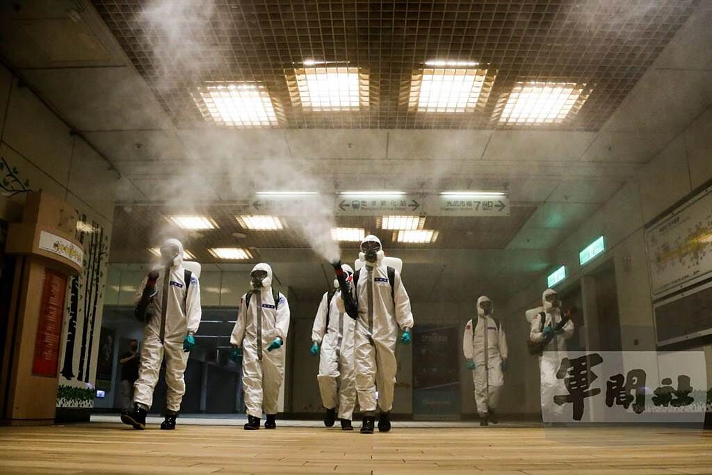 陸軍33化學兵群官兵於臺北市東區地下街執行消毒工作。（軍聞社提供）