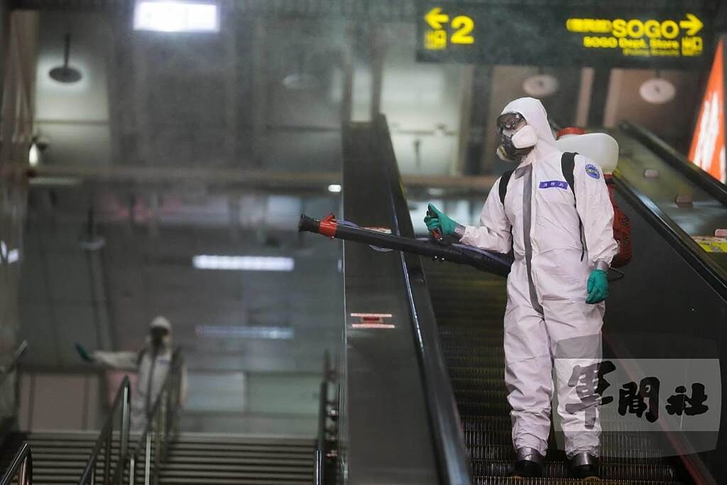 化學兵在捷運站內各個角落噴灑消毒液。（軍聞社提供）