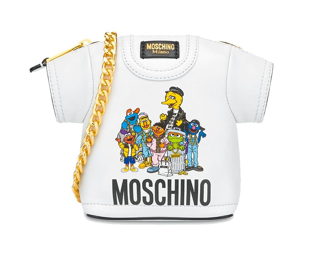設計成上衣形狀的Moschino聯名包款，3萬3500元。（Moschino提供）