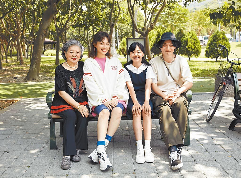 陳淑芳（左起）、魏如萱、白小櫻、殷振豪先前一起合作拍攝MV。（好多音樂提供）