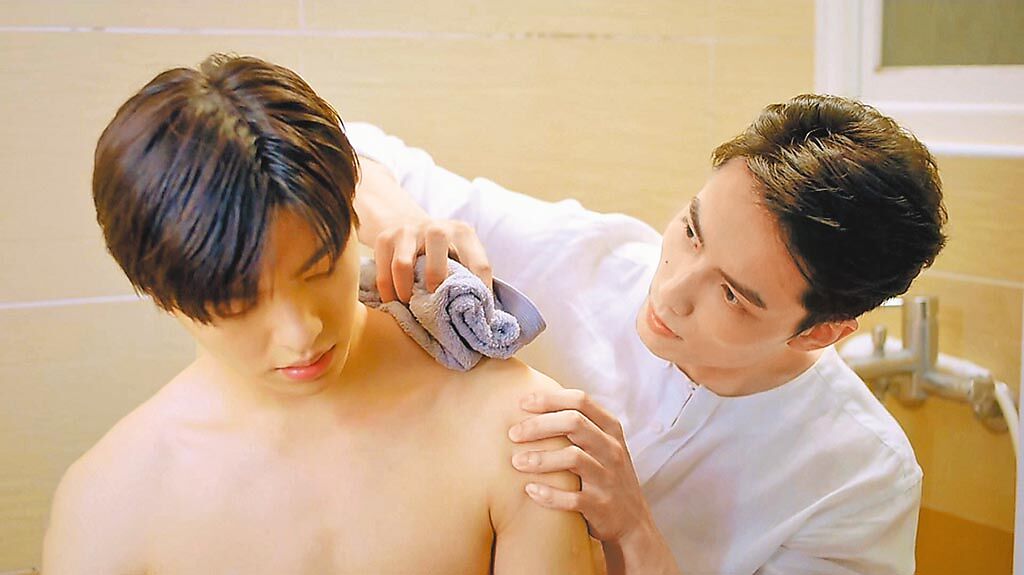 王碩瀚（左）在劇中因為病出一身汗，被賴東賢扒光洗澡。（Vidol提供）