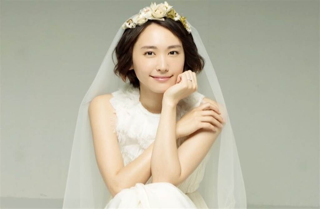 32歲日本國民老婆新垣結衣結婚了。(娶自月薪嬌妻官方推特)
