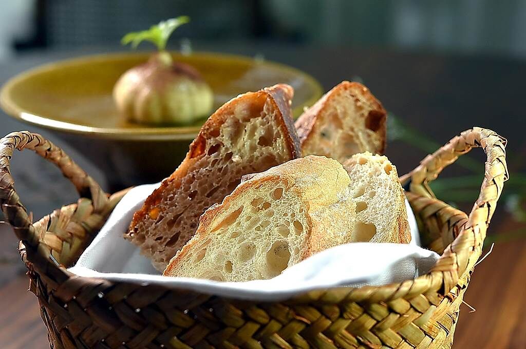 〈FReNCHIE FReNCHIE〉佐餐麵包有法國長棍麵包與酸麵包兩種選擇。（圖／姚舜）