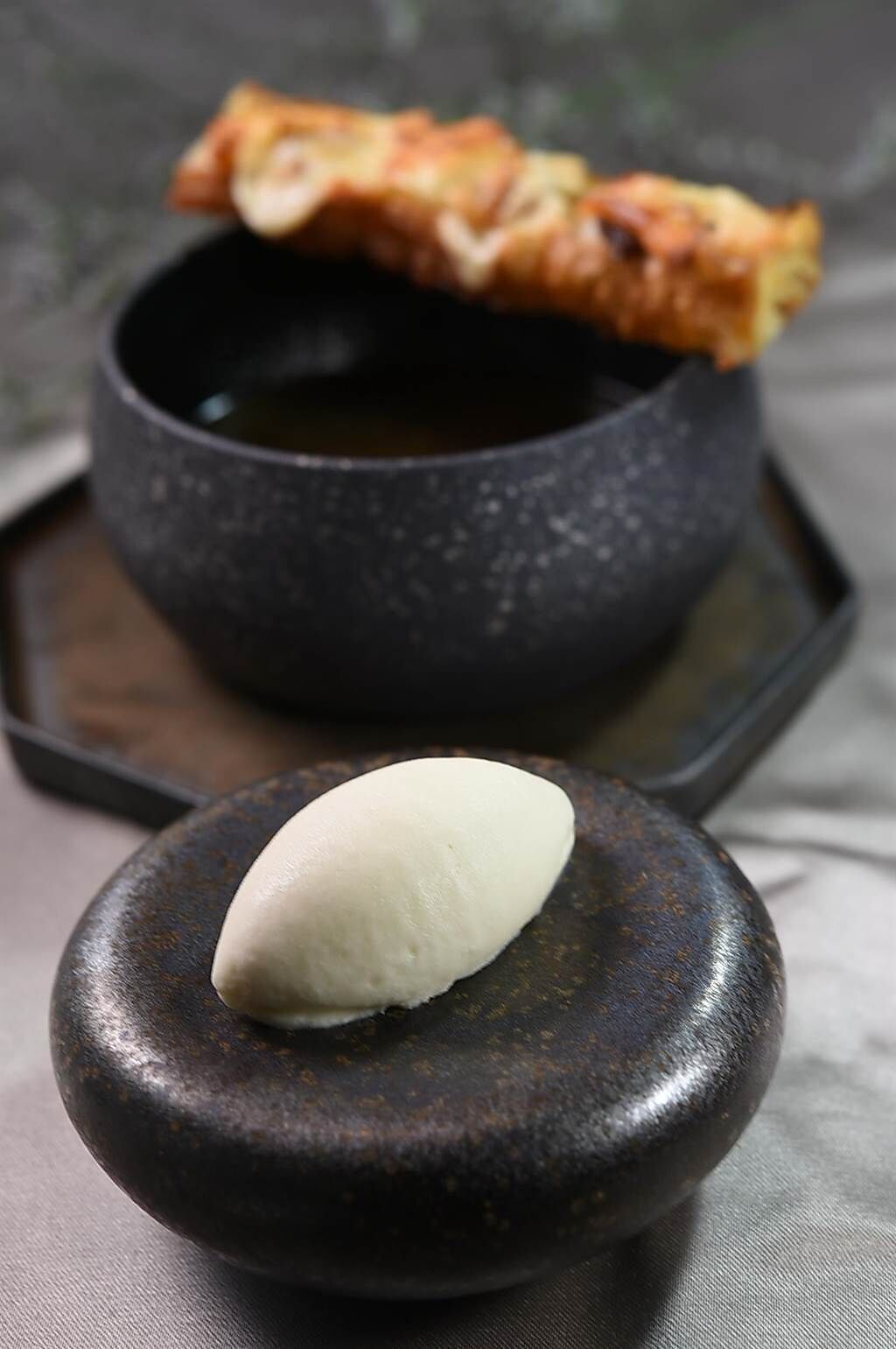 Don設計的〈法式洋蔥湯〉，出菜會搭配〈洋蔥冰淇淋〉，讓食饕以冷與熱品味洋蔥風味。（圖／姚舜）