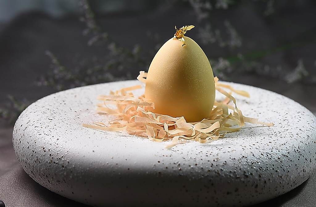 甜點〈 椰子／芒果／百香果〉以鳥蛋造型呈現，蛋殼是用巧克力塑形。（圖／姚舜）