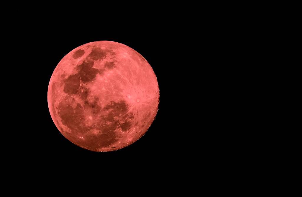 睽違3年的特殊天象「血月」超級月亮即將在5月26日再度登場，當天可看到比平常更大的月亮，且呈現如血般的橘紅色。（圖／Shutterstock）