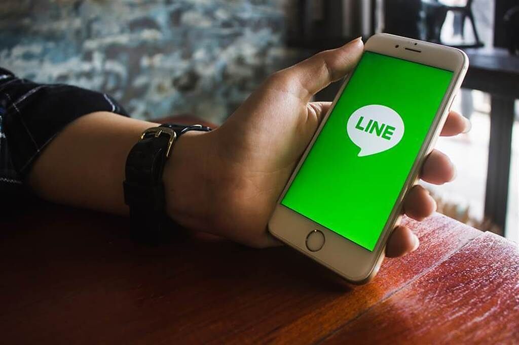 LINE最近的更新疑似出包，有網友日前在批踢踢（PTT）抱怨iOS LINE更新後傳訊息及某張貼圖，之後傳其他訊息出去，都會自動再傳同樣貼圖。(達志影像／Shutterstock提供)
