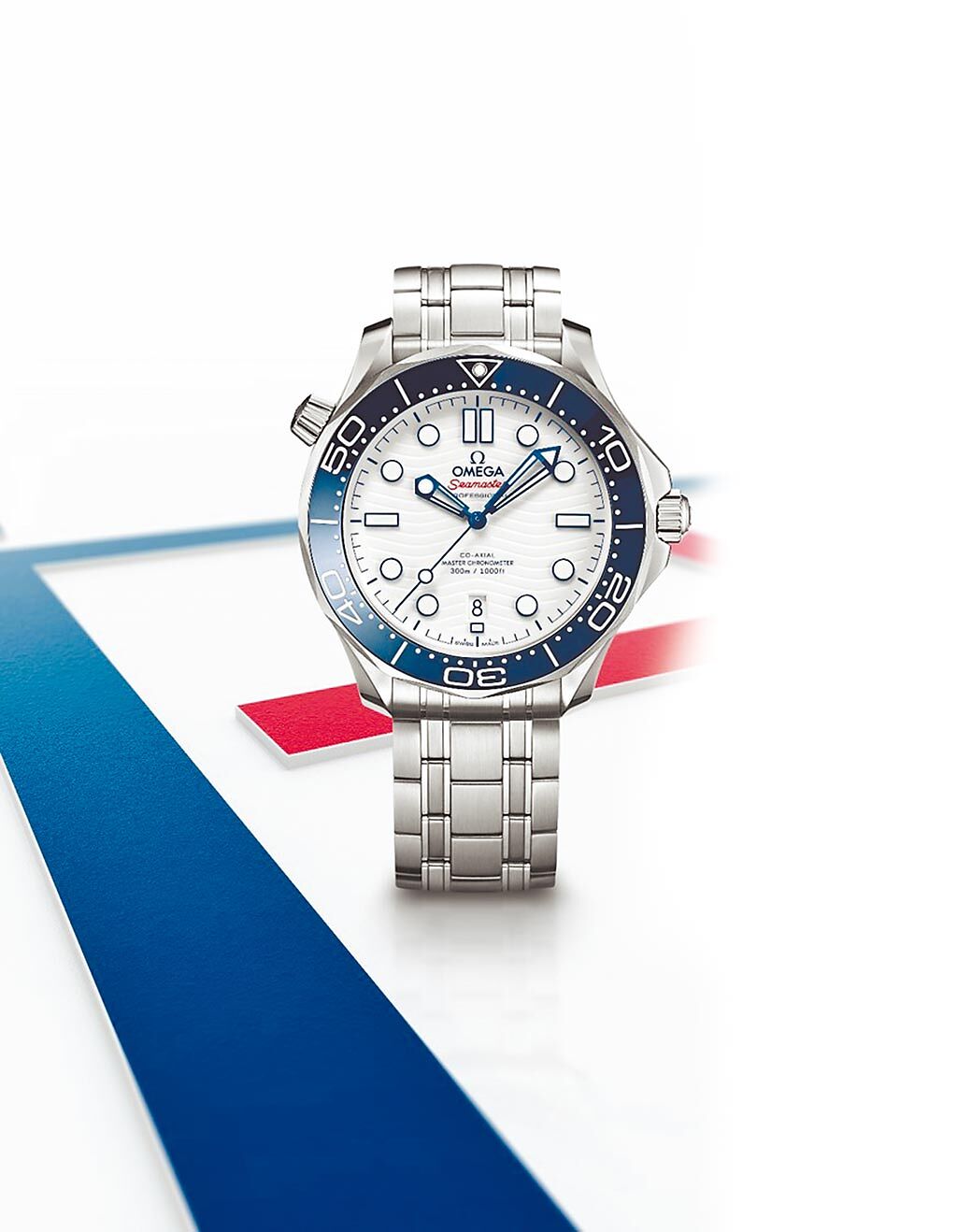 歐米茄海馬潛水300米東京奧運腕表，以東京奧運會徽章的藍白紅獨特配色為主，8萬4000元。（OMEGA提供）
