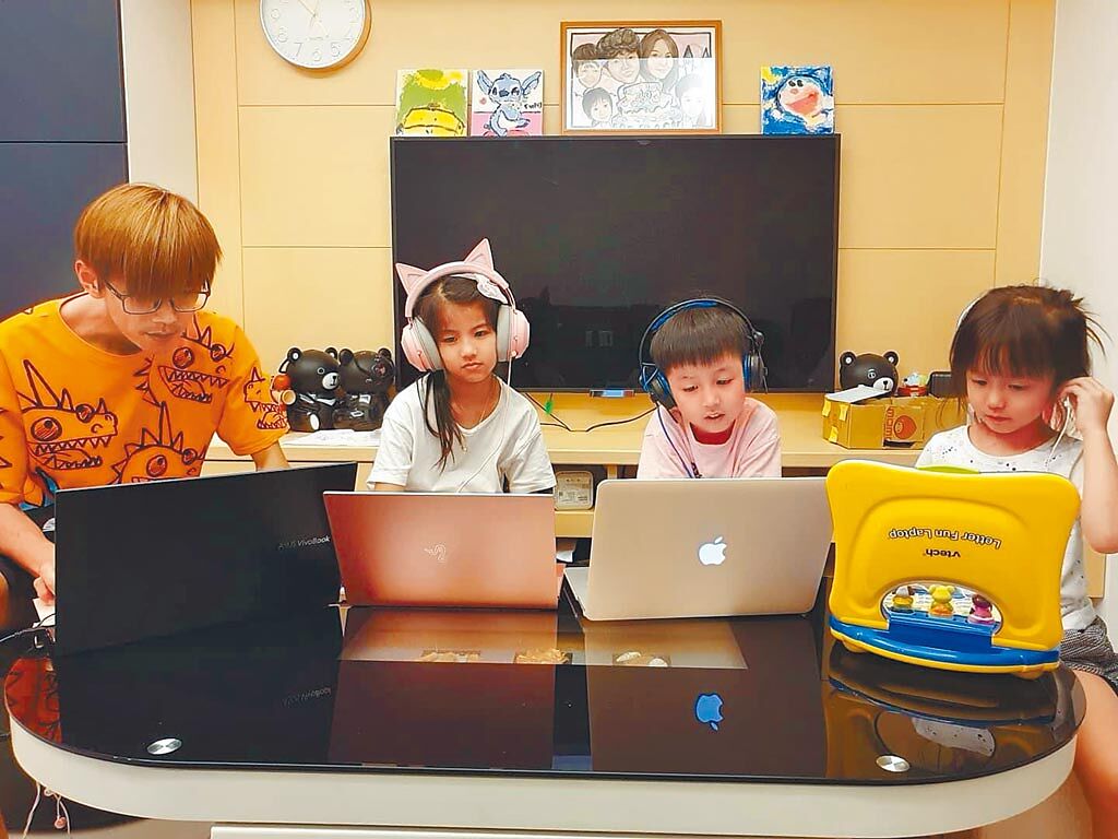阿翔（左）在家陪3個小孩遠距上課，1人1部電腦，畫面逗趣。（時代創藝提供）