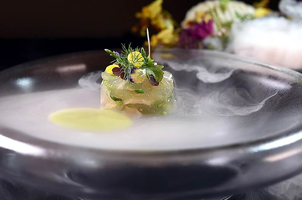 〈日本赤貝／北海道干貝／西洋芹醬汁〉上桌時，會以乾冰製造雲霧飄飄效果，予人清涼消暑感受。（圖／姚舜）