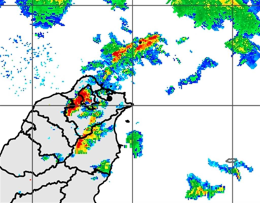 根據氣象局雷達回波圖可以發現，大台北盆地及東北半部地區上空有雲層壟罩。(氣象局提供)