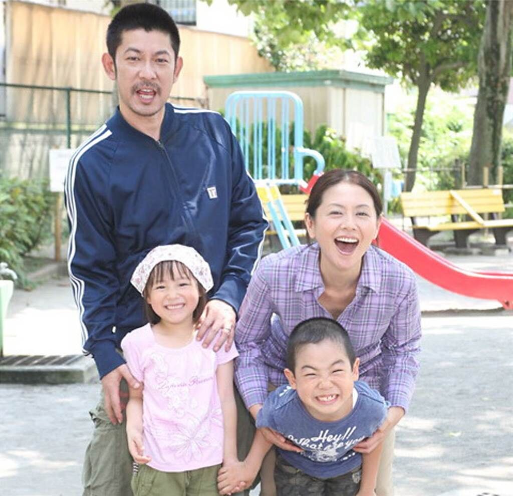小泉今日子和永瀨正敏離婚後還合拍電影《元氣媽媽》。（圖／翻攝自日網）