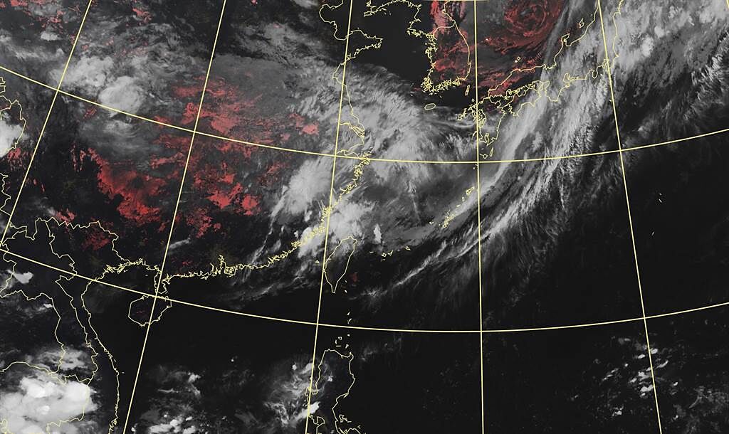 氣象局表示，明天鋒面仍在台灣北部海面，北部及東半部地區有局部短暫陣雨或雷雨(氣象局提供)
