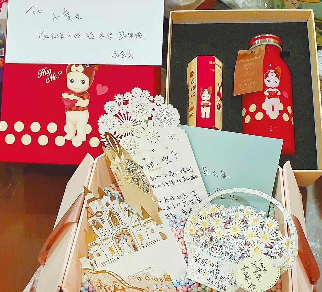 黃國倫送寇乃馨的生日禮物和卡片，相當別致用心。（寇乃馨提供）