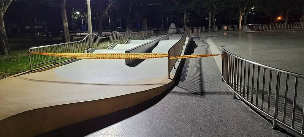 竹南運動公園內溜冰場等遊樂設施也已公告關閉。（竹南鎮公所提供／謝明俊苗栗傳真）