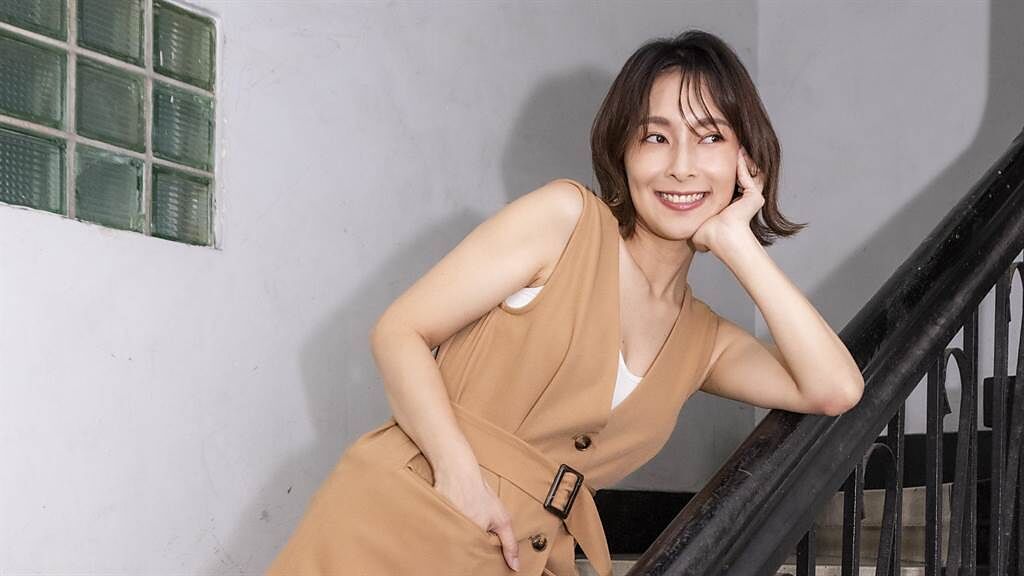 轉戰戲劇圈的金鐘主持人陳瑋薇宣布懷孕好消息。（齊石傳播提供）