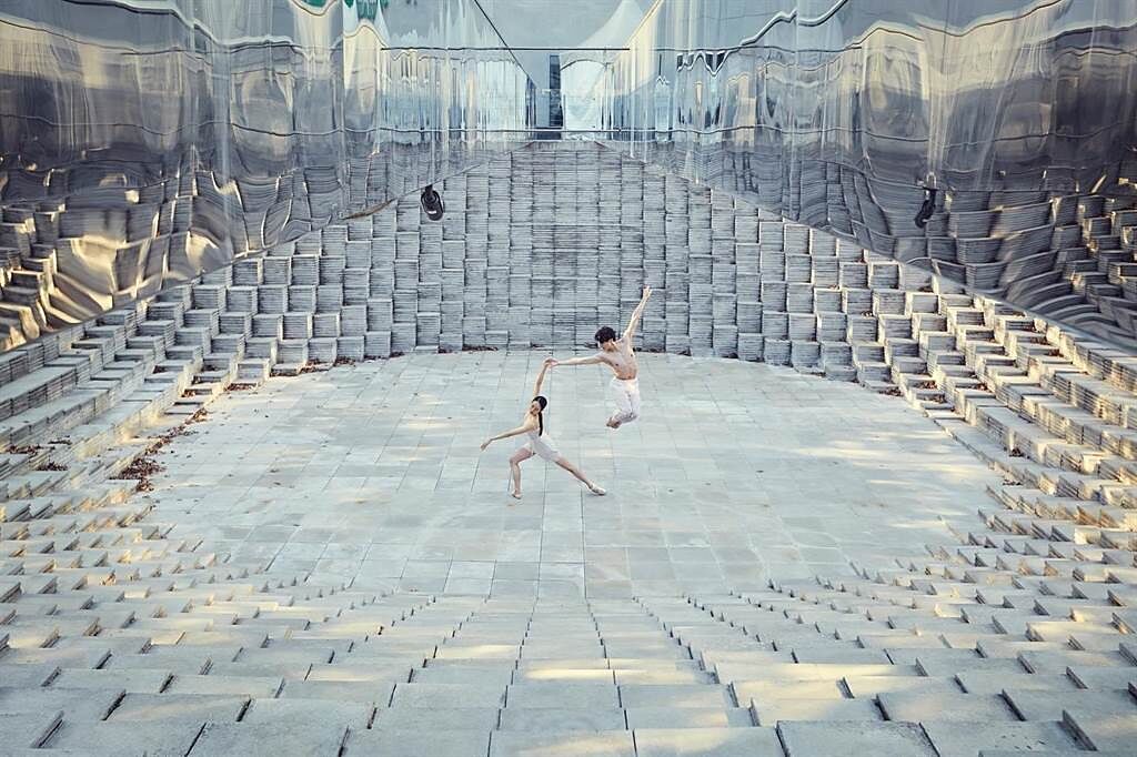 來自台灣的芭蕾舞者梁世懷，近期受邀參與英國牛津大學的影片拍攝計畫，傳遞疫情間所需的正向力量。（Kyoungjin Kim攝，韓國環球芭蕾舞團提供）