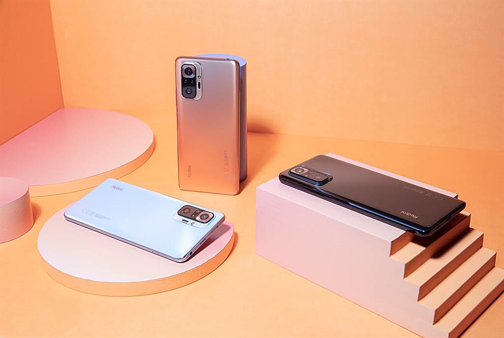 小米台灣宣布在台灣市場推出Redmi Note 10 Pro，首次將1億像素及120Hz螢幕更新率帶進Redmi系列，將旗艦機規格導入萬元內的中階機款，提供冰川藍、漸層銅、瑪瑙灰三種亮眼配色。（小米提供／黃慧雯台北傳真）