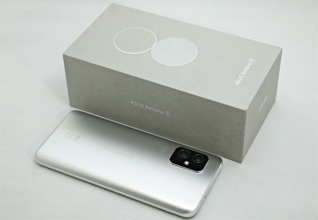 ZenFone 8與包裝盒。（黃慧雯攝）