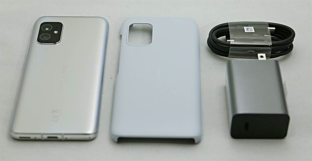 ZenFone 8以及包裝內配件。（黃慧雯攝）