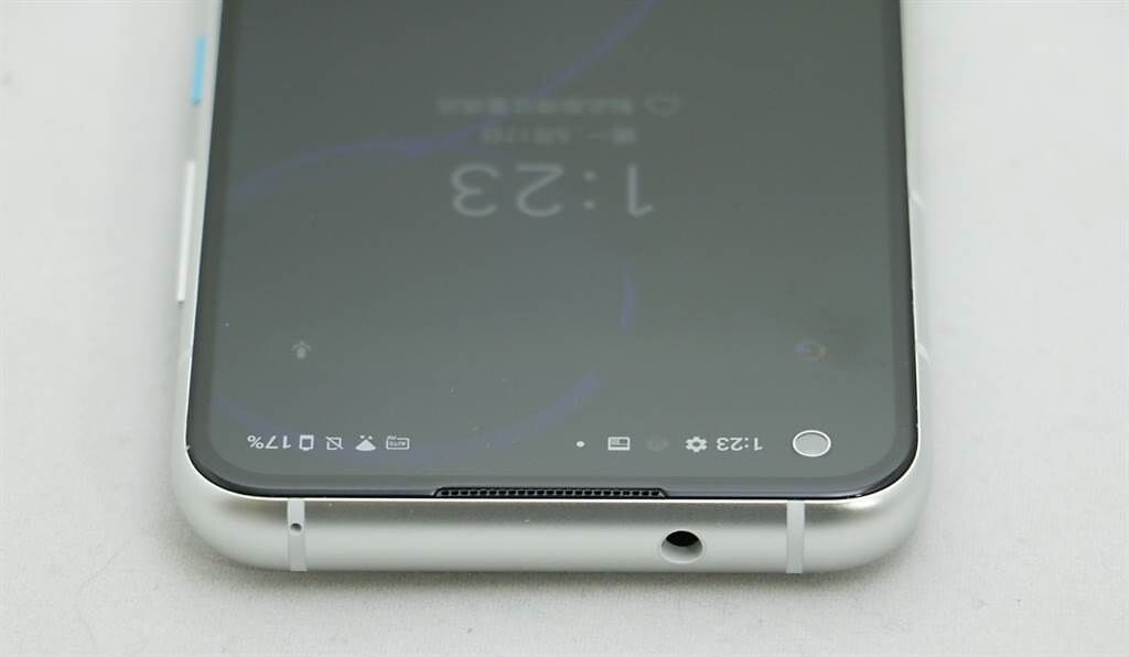 ZenFone 8頂端有3.5mm耳機孔。（黃慧雯攝）