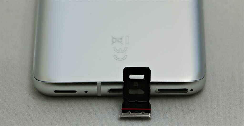 ZenFone 8底側，搭配USB-C充電連接孔，採用雙層SIM卡，支援5G+4G。（黃慧雯攝）
