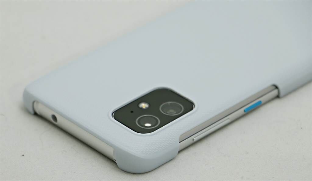 ZenFone 8內附保護殼安裝後的樣式。（黃慧雯攝）
