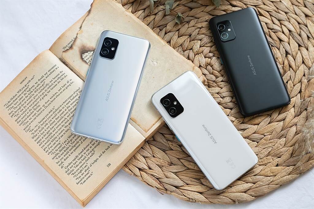 ZenFone 8提供消光黑、簡約銀與限量發售的「輕巧白」三種顏色。（華碩提供）
