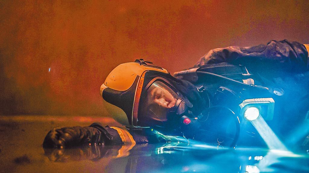 林柏宏在《火神的眼淚》中摔落貨梯井昏迷。（公視、myVideo提供）