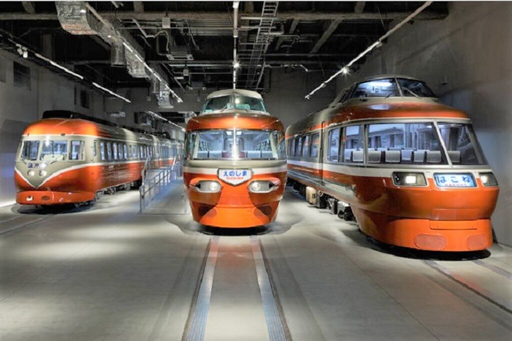 博物館一樓展示歷代浪漫特快列車。   圖：小田急電鐵株式會社／提供  