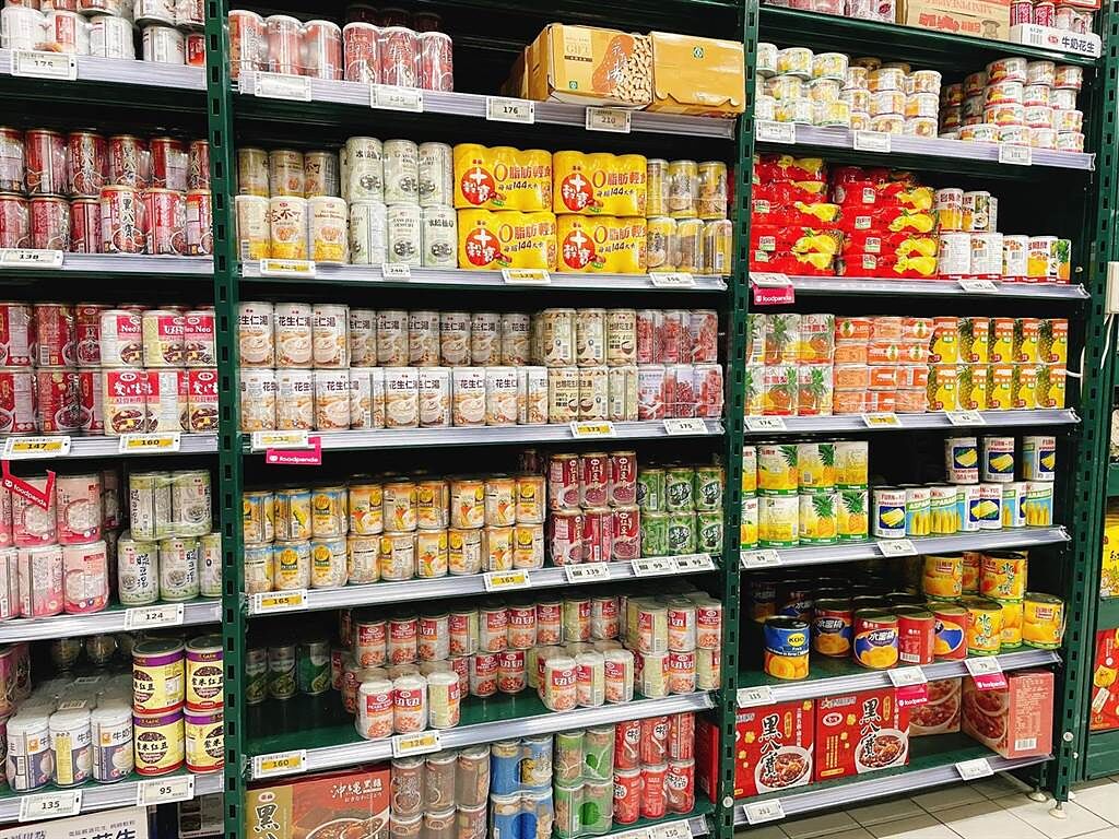家樂福超市限購，量販相對貨量較足，泡麵、罐頭等貨架都滿。（家樂福提供）