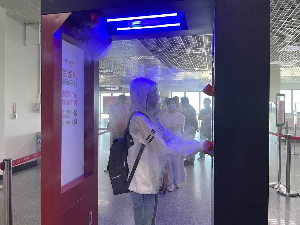 金門縣府今天下午在尚義機場架設全國機場首座可自動對到站旅客量測額溫和全面性消殺病菌的「智慧安全防疫門」（清消門）。（縣府提供）
