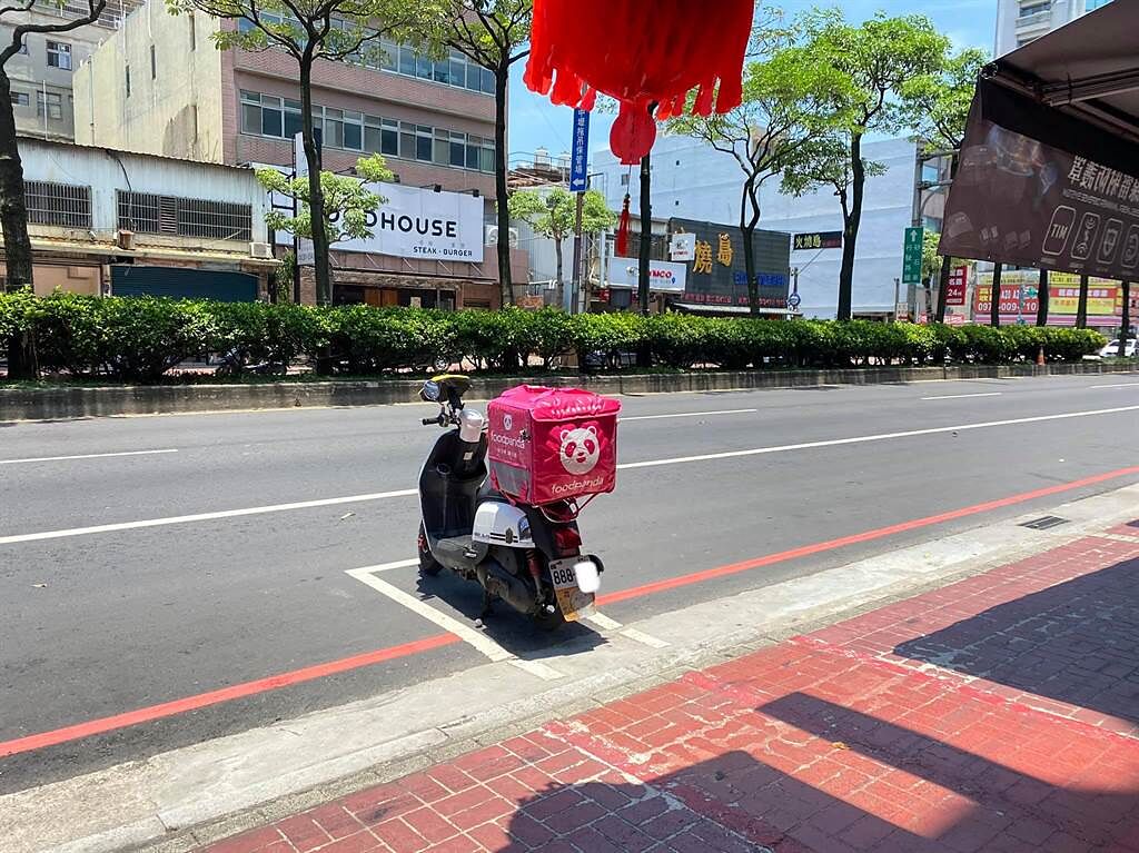 最佳社交距離 路邊 Vip停車格 曝光網嚇 好危險 觸快訊