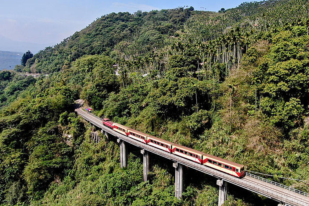 林鐵列車穿梭山林(圖：圖：嘉義林區管理處提供)