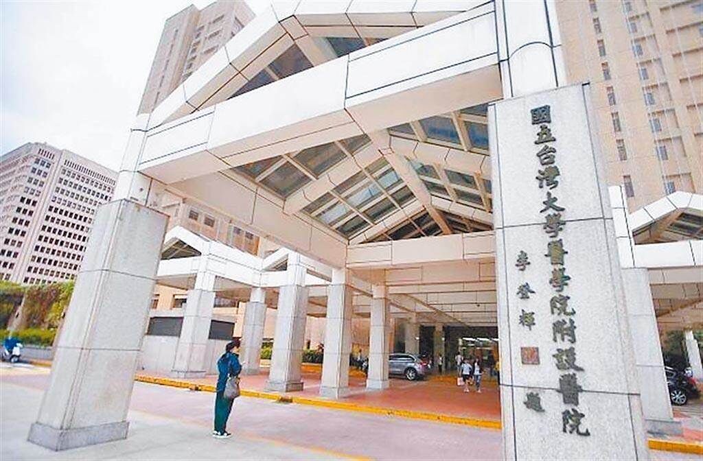 台大醫院院長吳明賢在臉書疾呼，院內新冠病患已經超量，就算改裝小兒加護病房ICU來收治成人，仍不敷使用。（本報資料照）