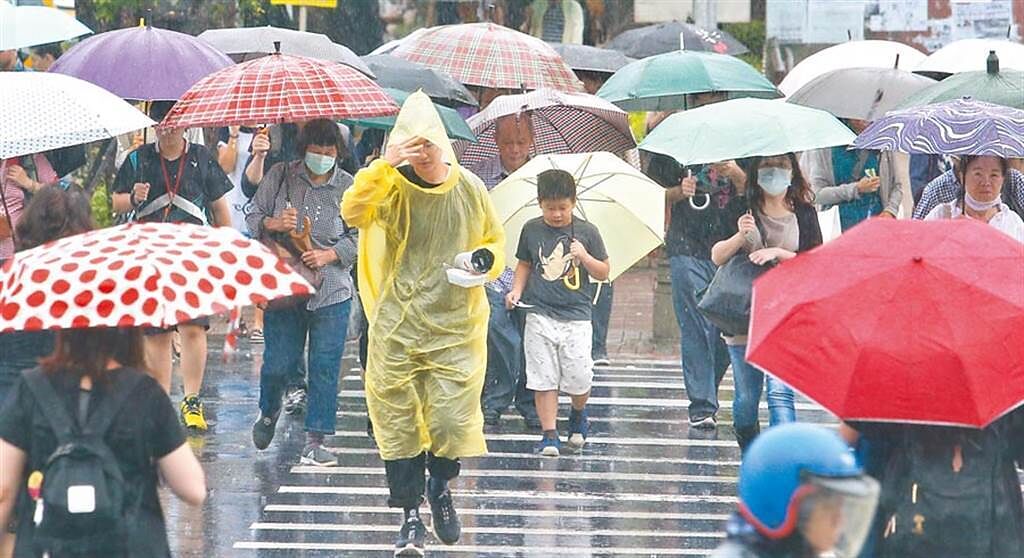 氣象局表示，明(27)日午後西半部山區及東北部地區有局部短暫雷陣雨；本周六開始，典型梅雨鋒面就會接近台灣。（資料照/劉宗龍攝）