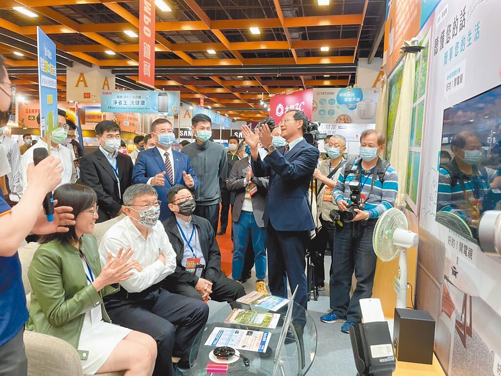 在今年4月的家電展中，柯文哲市長也曾親自體驗歌林智慧空調的功能。（歌林提供）