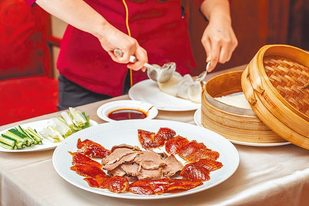 台北福華大飯店的外帶餐點「豪享烤鴨分享餐」，讓民眾在家也能大啖1鴨5吃。（台北福華大飯店提供）