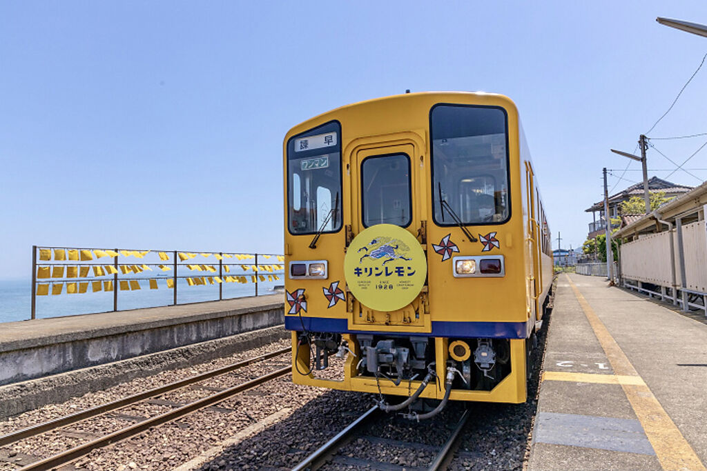 ▲配合廣告的放送，島原鐵道也推出商品聯名的特別列車。　圖：島原鐵道／提供