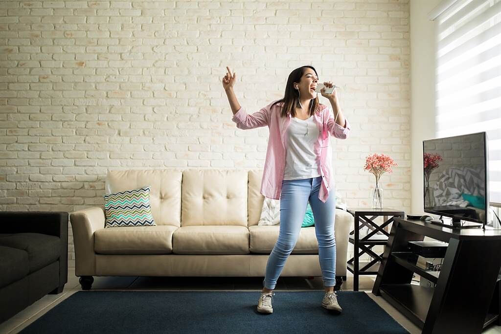 疫情期間居家解壓，唱歌是強化肺活量並且轉化正能量的好辦法。(示意圖/Shutterstock)