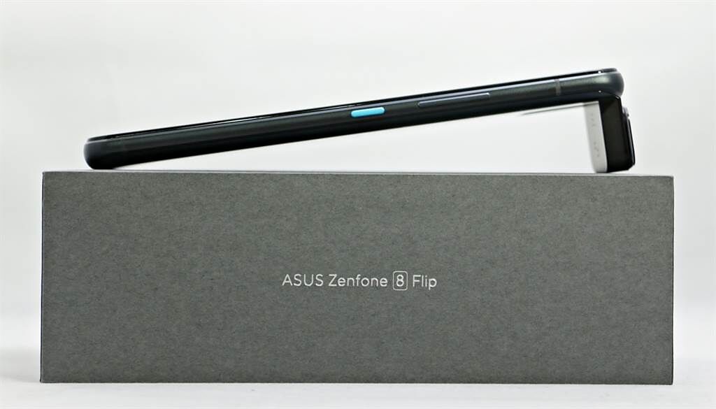 ZenFone 8 Flip與包裝盒。（黃慧雯攝）