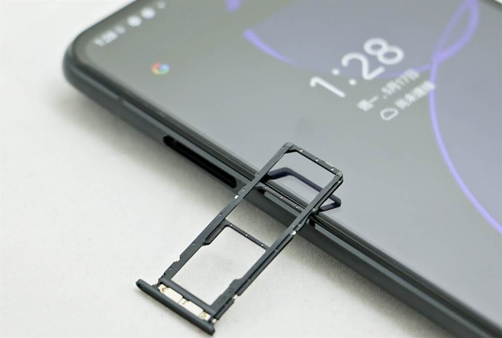 ZenFone 8 Flip搭載三選二卡槽，支援5G+4G雙卡雙待。（黃慧雯攝）