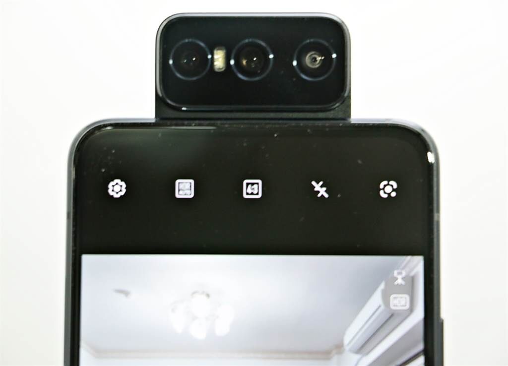 ZenFone 8 Flip搭配翻轉三鏡頭。（黃慧雯攝）